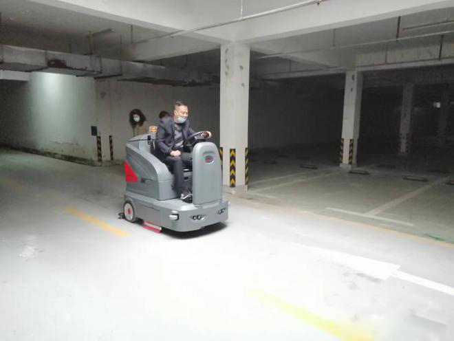 浙江小区物业保洁不用人力改用驾驶式洗地机了